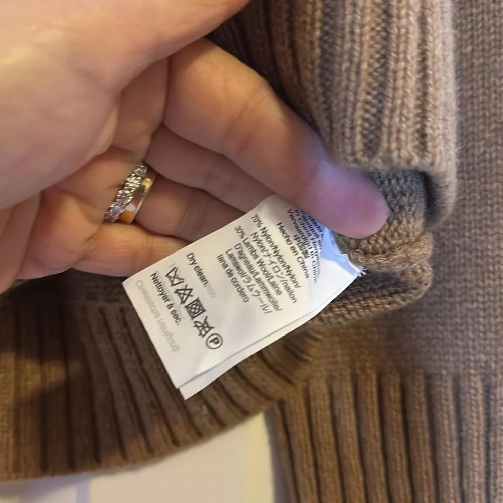 Crewneck sweater with jeweled buttons SzL